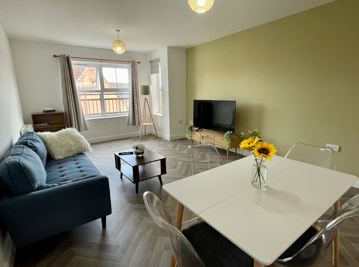 Spacious 2 Bed Flat // Jul 2026 - Image 1